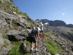  Une equipe ameliore le passage en direction du lac